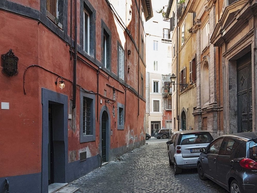 Kā dzīvot septiņu kvadrātmetru dzīvoklī? Romā viss ir iespējams!