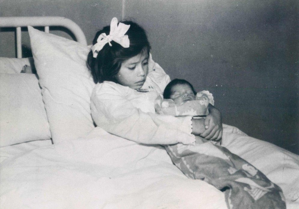 Kā piecus gadus vecai meitenei no Peru piedzima bērns