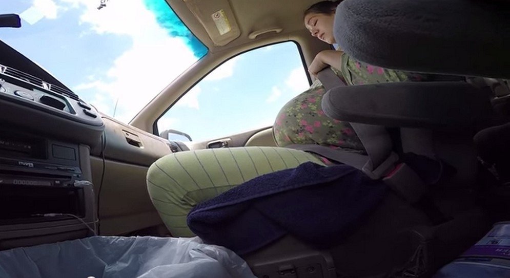 Vīrs nofilmē, kā viņa sieva dzemdē mašīnā pa ceļam uz slimnīcu