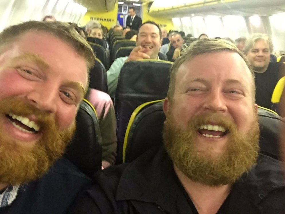 Pasažieris apsēžas blakus cilvēkam, kas izskatās gluži kā viņš pats