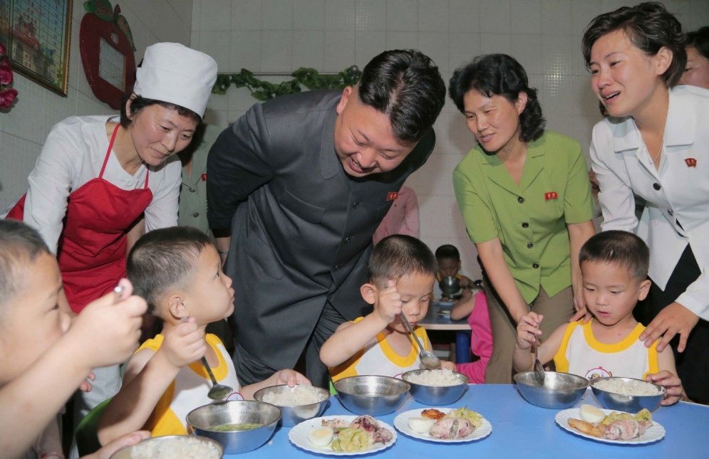 Праздник детства в Северной Корее: стрельба по Обаме, обед из железных мисок…