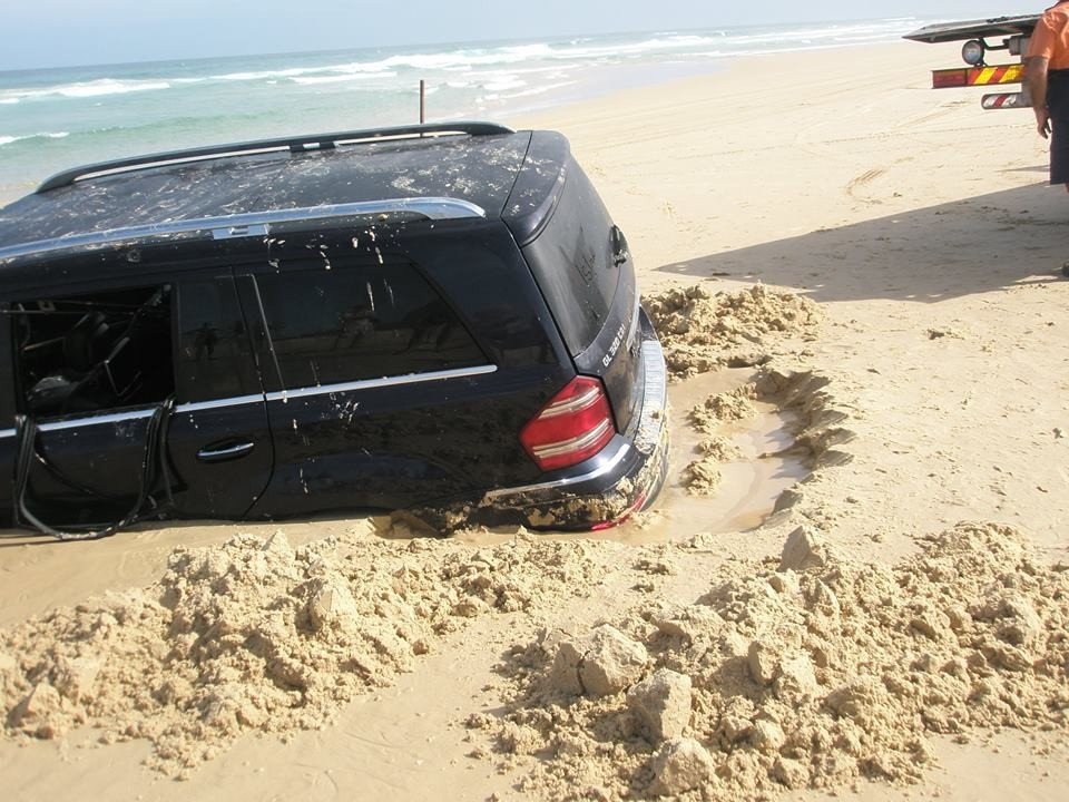 Kas notiek, ja mersedesu 'noparko' pludmales smiltīs