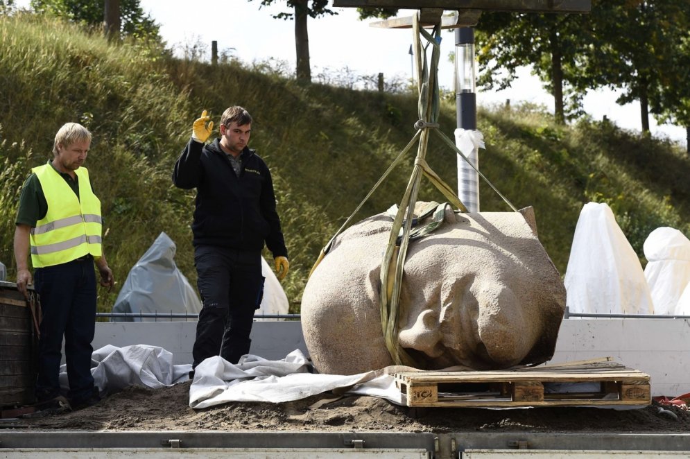 24 gadus pēc pieminekļa gāšanas Berlīnē izrok milzīgu Ļeņina galvu