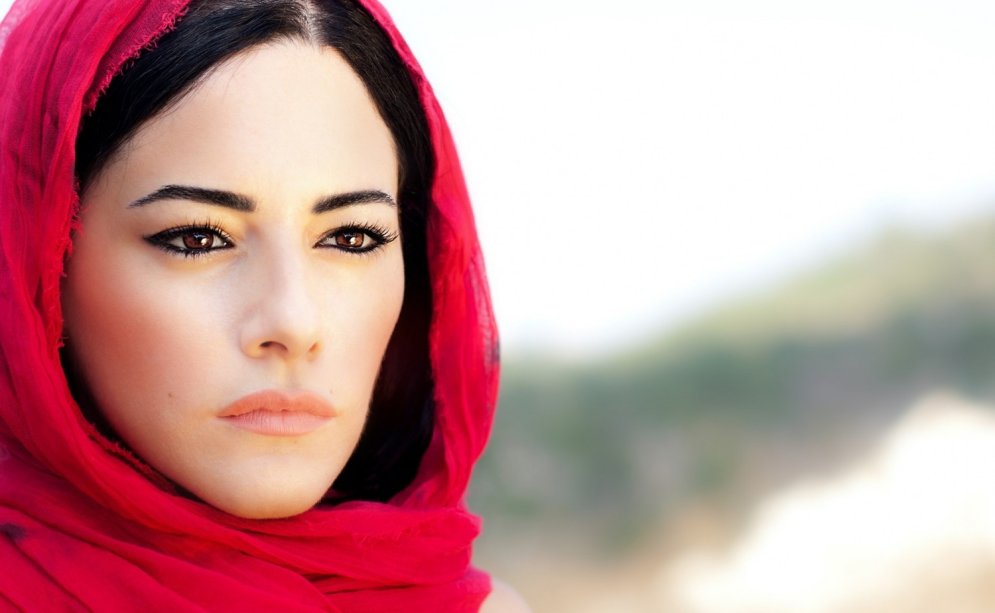 Internetu pārpludina bildes ar smukām arābu migrantēm