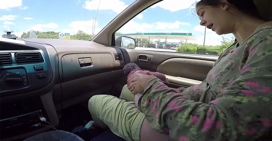 Vīrs nofilmē, kā viņa sieva dzemdē mašīnā pa ceļam uz slimnīcu