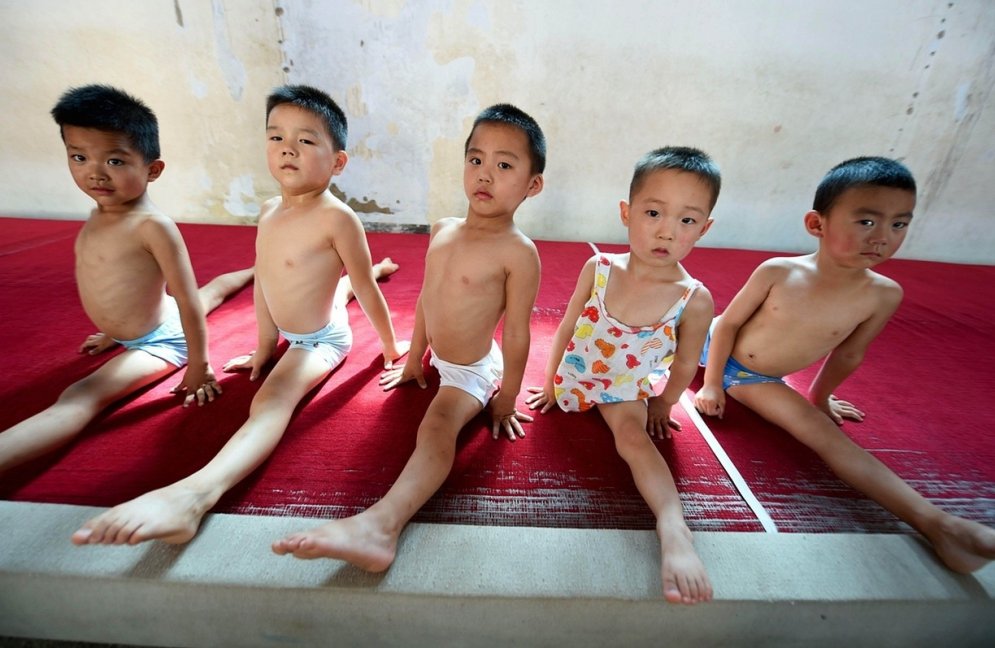 Kā ķīniešu bērniņi trenējas, lai kļūtu par izciliem atlētiem