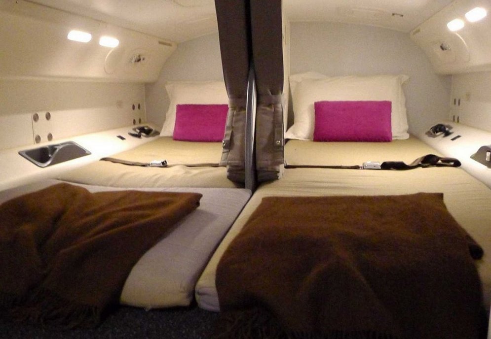 Slepenās gultiņas, kurās stjuartes guļ garu pārlidojumu laikā