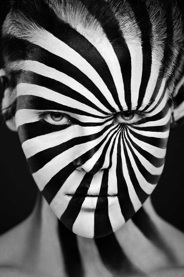 Mākslinieki pierāda, ka optiskās ilūzijas var veidot arī uz sejas