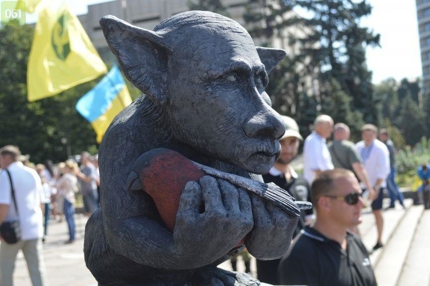 Ukrainā uzstādīta, iespējams, pati smieklīgākā Putina skulptūra