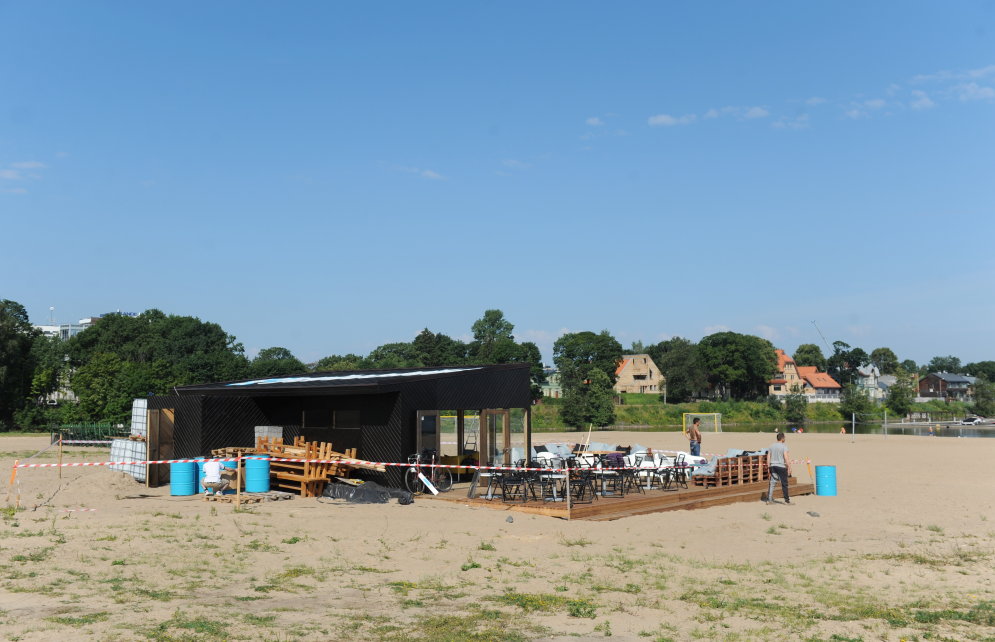 На пляже на Кипсале делают два футбольных поля и кафе