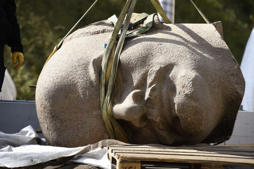 24 gadus pēc pieminekļa gāšanas Berlīnē izrok milzīgu Ļeņina galvu