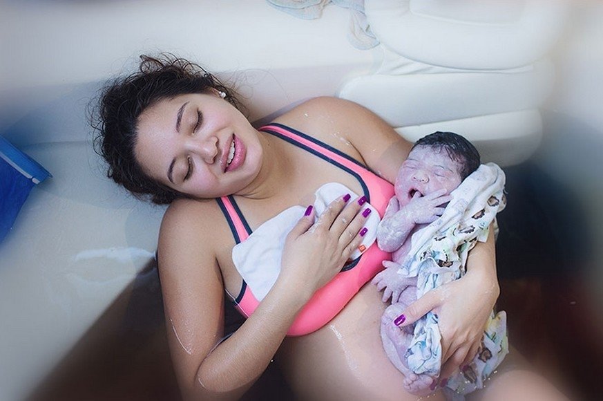 Fotogrāfe iemūžina, kā viņas draudzene ūdenī dzemdē bērnu