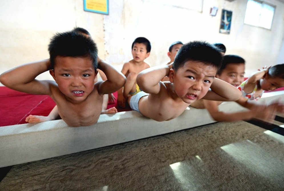 Kā ķīniešu bērniņi trenējas, lai kļūtu par izciliem atlētiem