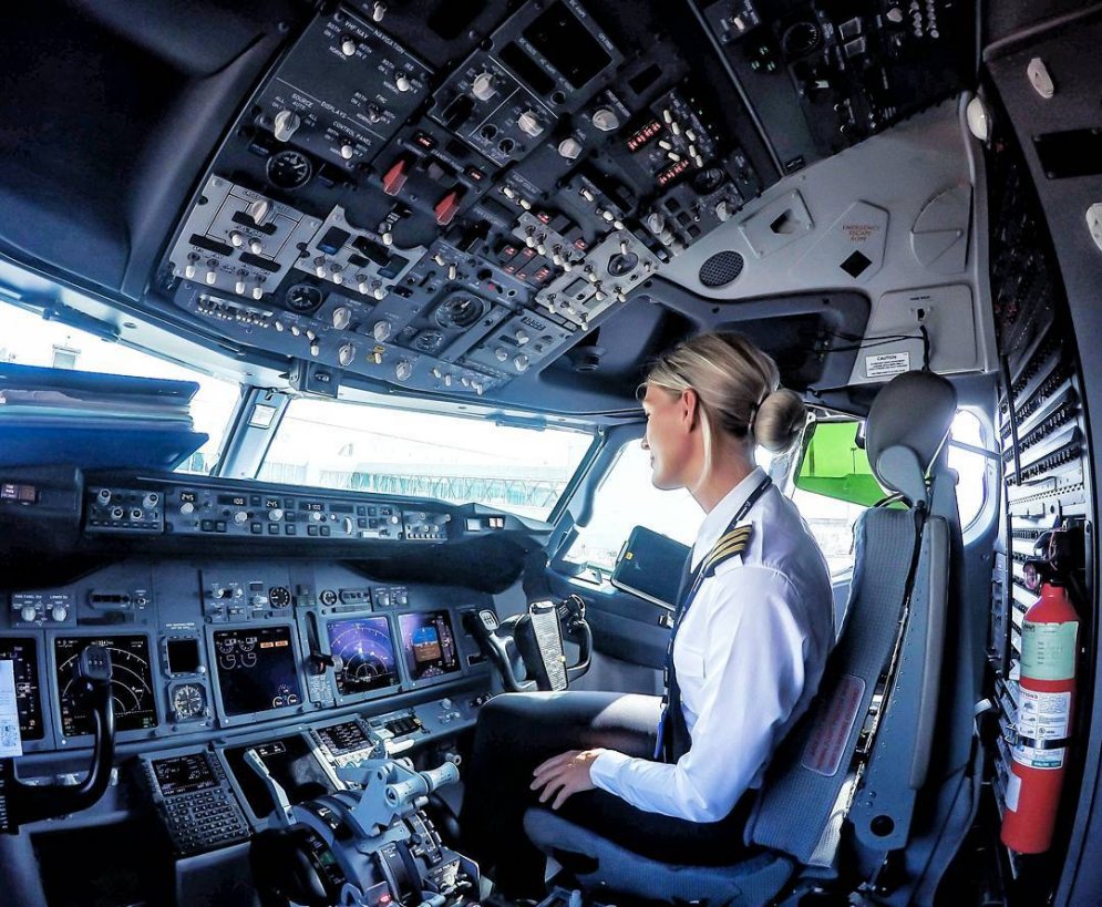 Знакомься: Мария, пилот Ryanair, занимается йогой по всему миру и показывает фото