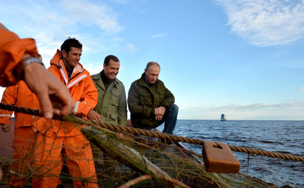 Случайная встреча Путина и Медведева с рыбаками открыла страшную русскую тайну