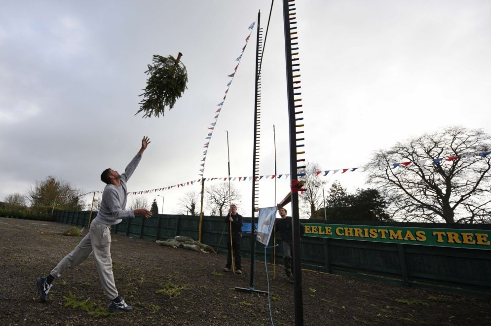 В Великобритании прошел чемпионат по метанию рождественских елок