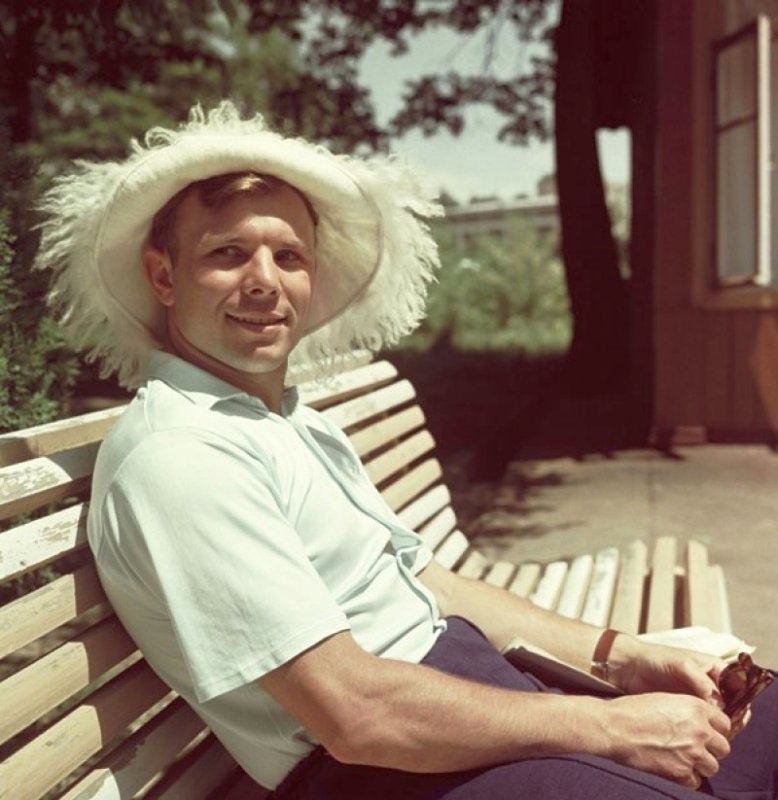 Юрию Гагарину - 81! Его трогательное письмо домой. Его живые домашние фото