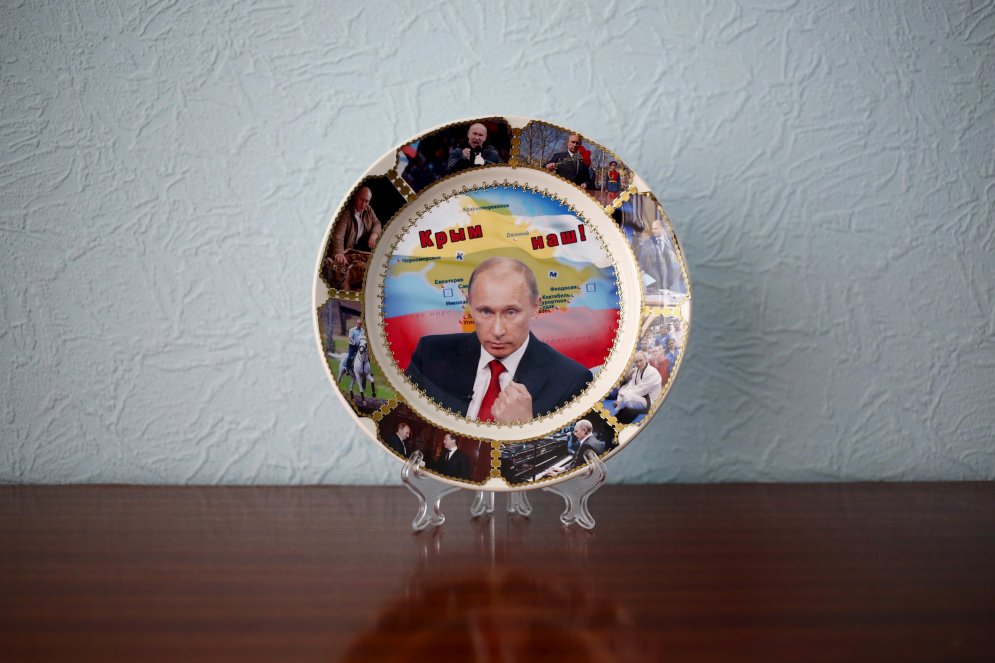 Такого как Путин: зачем россияне носят одежду с портретом своего президента