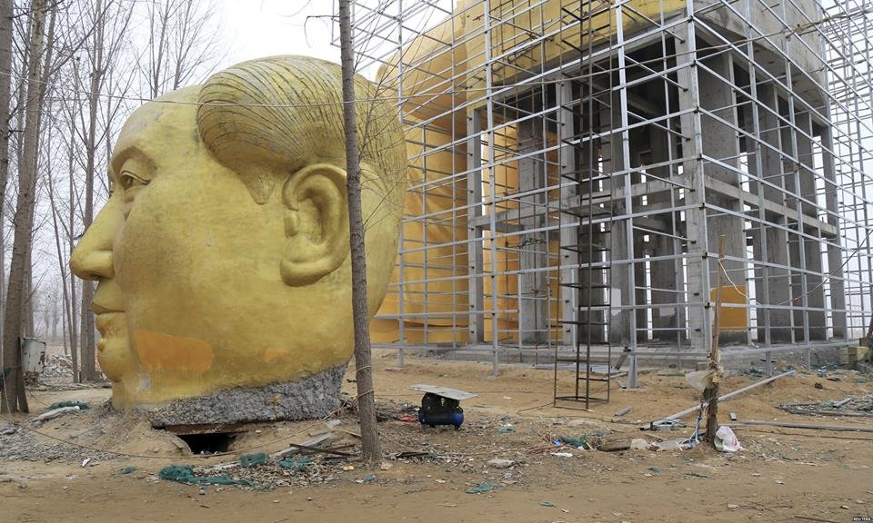 В Китае появилась ужасно нелепая золотая статуя Мао Цзэдуна в красивых ботинках