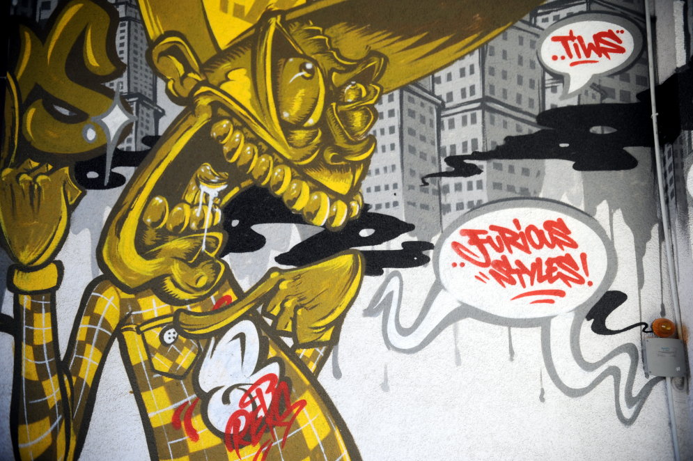 На улице Таллинас в Риге появились новые сочные рисунки граффити