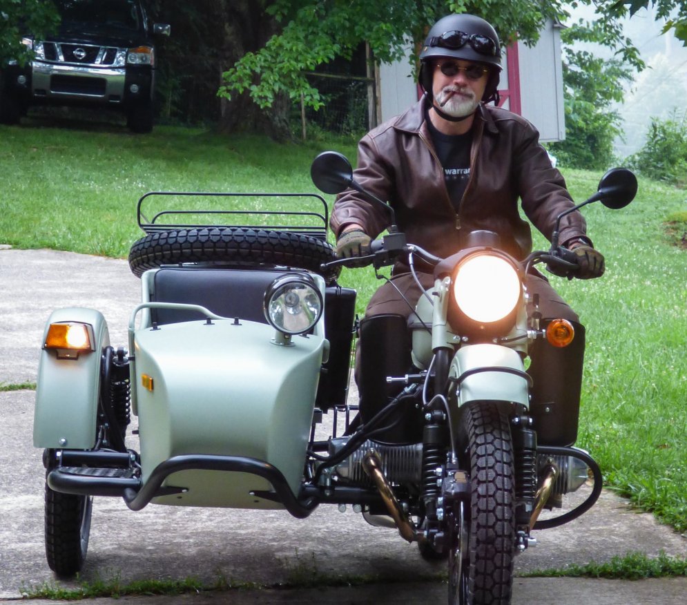 Мотоцикл "Урал" + стиль Индианы Джонса = необычное фото на 21-летие свадьбы
