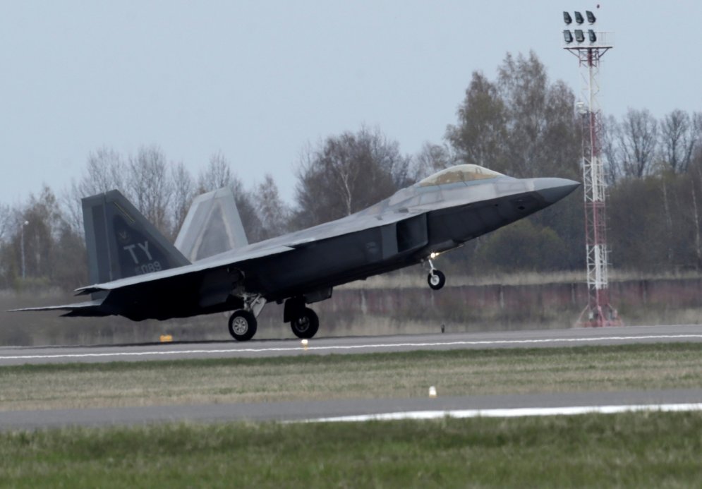 В Шауляй прокралась пара "самолетов-невидимок" F-22 Raptor по цене с "Замок света"