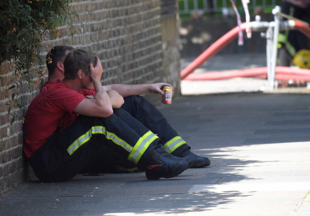 Огонь и слезы, жертвы и герои. История ужасного пожара в Лондоне в 16-ти фотографиях