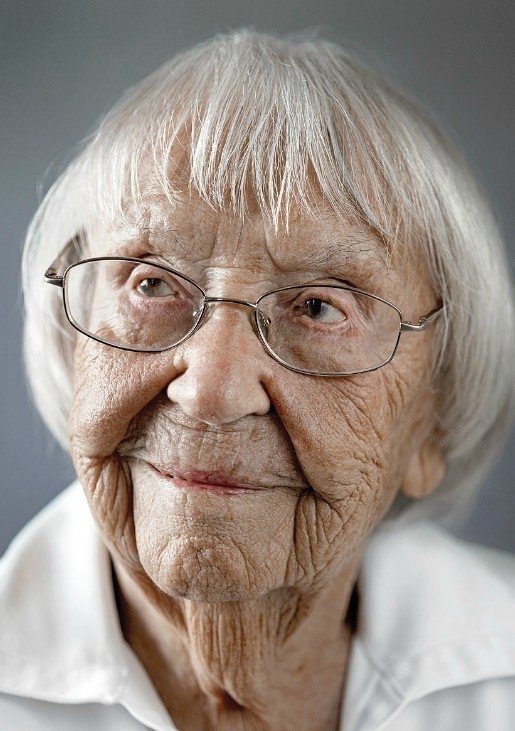 Vecs un laimīgs: fotogrāfijas ar 100 gadus veciem cilvēkiem
