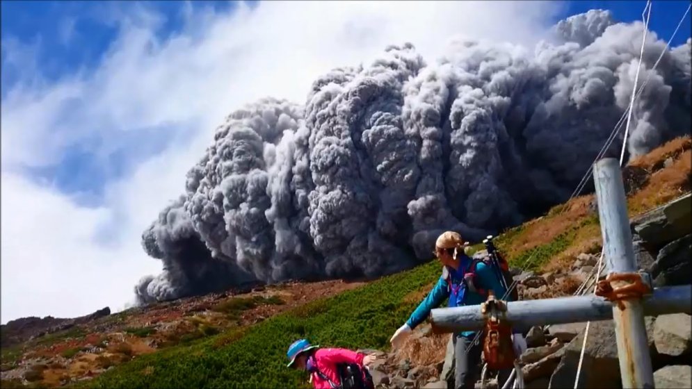 ВИДЕО: Извержение вулкана Онтакэ с расстояния в несколько сотен метров