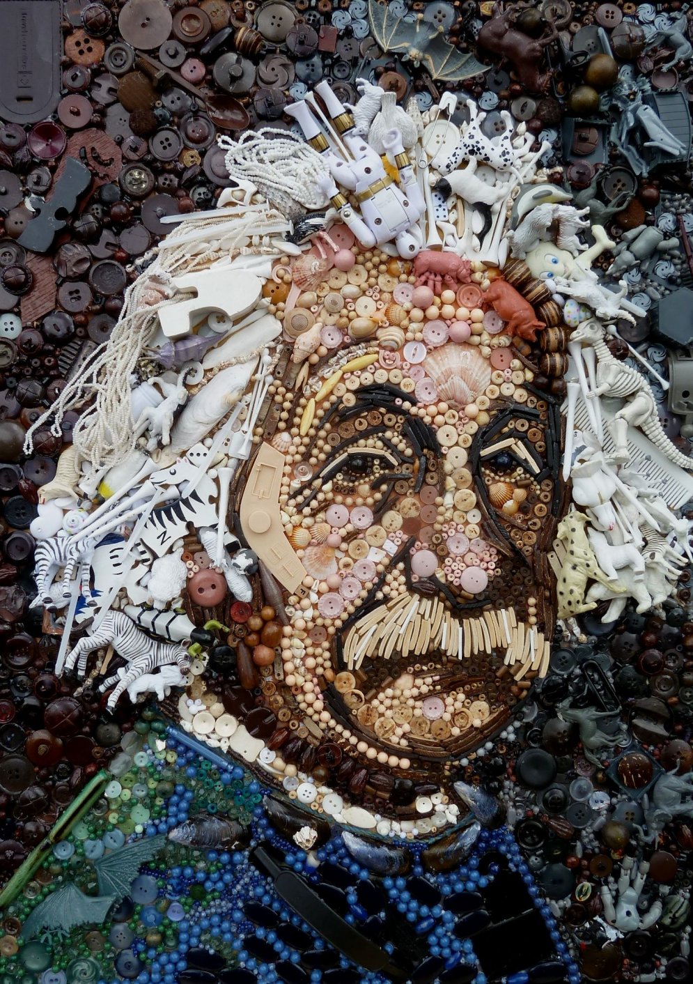 Художница использует сотни пластиковых мелочей для воссоздания картин