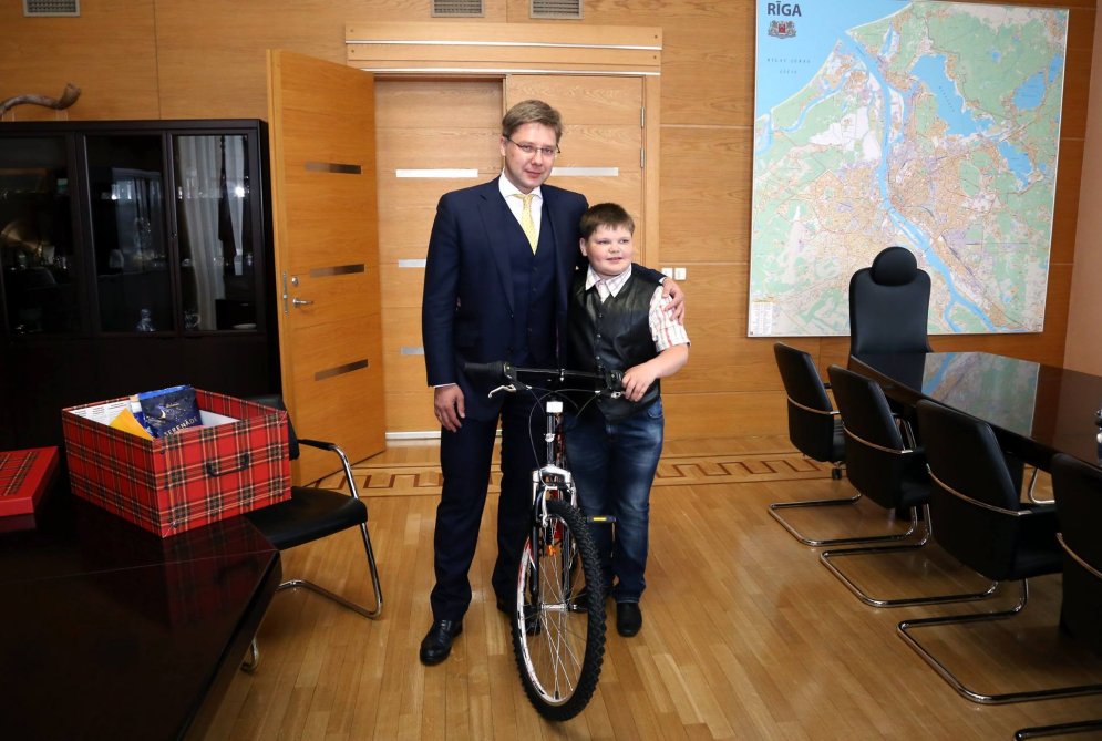 Нил Ушаков нашел мальчика Кирилла со смешной фотки и подарил ему велосипед