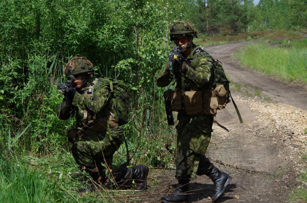 Как войска НАТО прячутся в латвийских лесах
