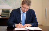 VARAM: vērtēt Ušakova  parakstīšanos par Satversmes grozījumiem nav ministrijas kompetencē