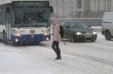 Sniegs traucē satiksmi Rīgā; aptur 55.autobusa kustību