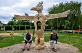 Foto: Jelgavā tapušas amizantas koka skulptūras