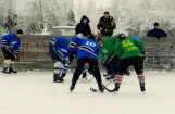 Foto: Baltinavas slidotavu atklāj ar spraigu hokeja maču
