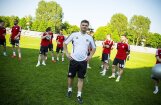 Foto: Kā Latvijas futbola izlase trenējas kopā ar junioriem Liepājā