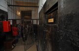 Ārvalstu filmētāji pavada dienu ieslodzījumā Karostas cietumā