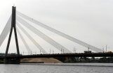 Naktī Vanšu tilta vantis noklātas ar solidolu