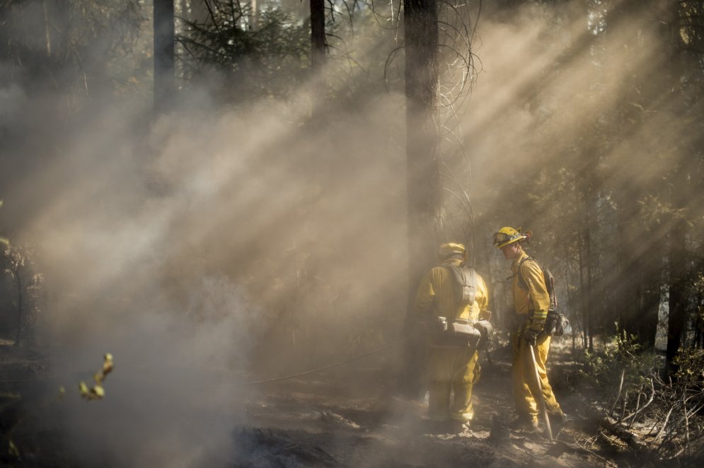 Fotogrāfs, kurš Kalifornijas ugunsgrēkā strādā kopā ar glābējiem