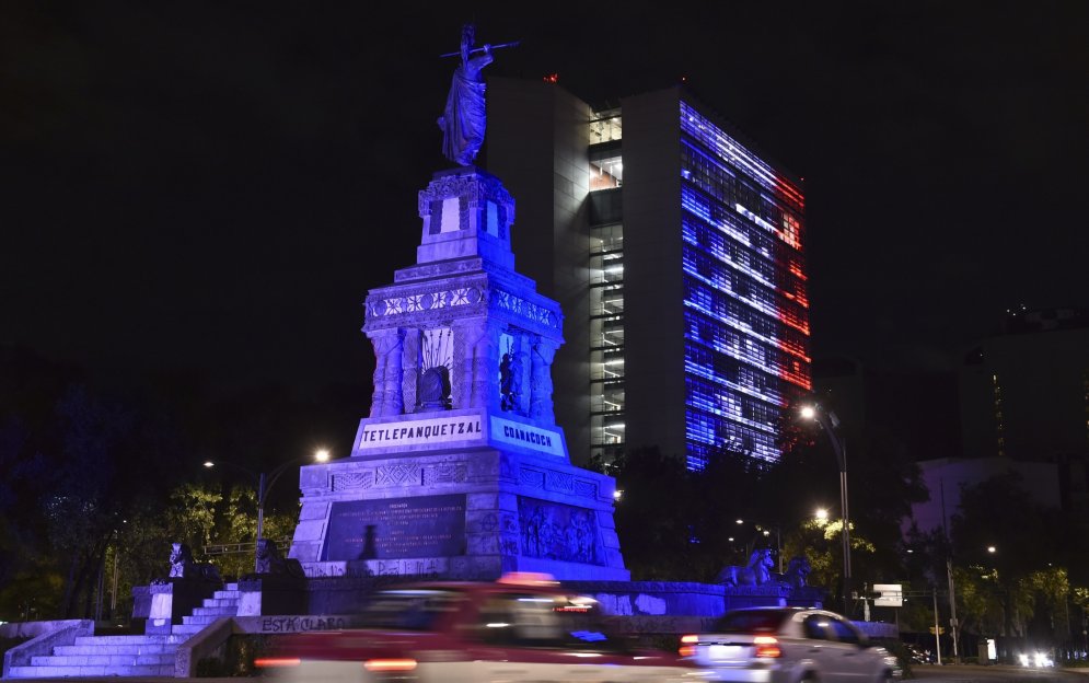Держись, Франция! Известные в мире здания окрасили в цвета французского флага