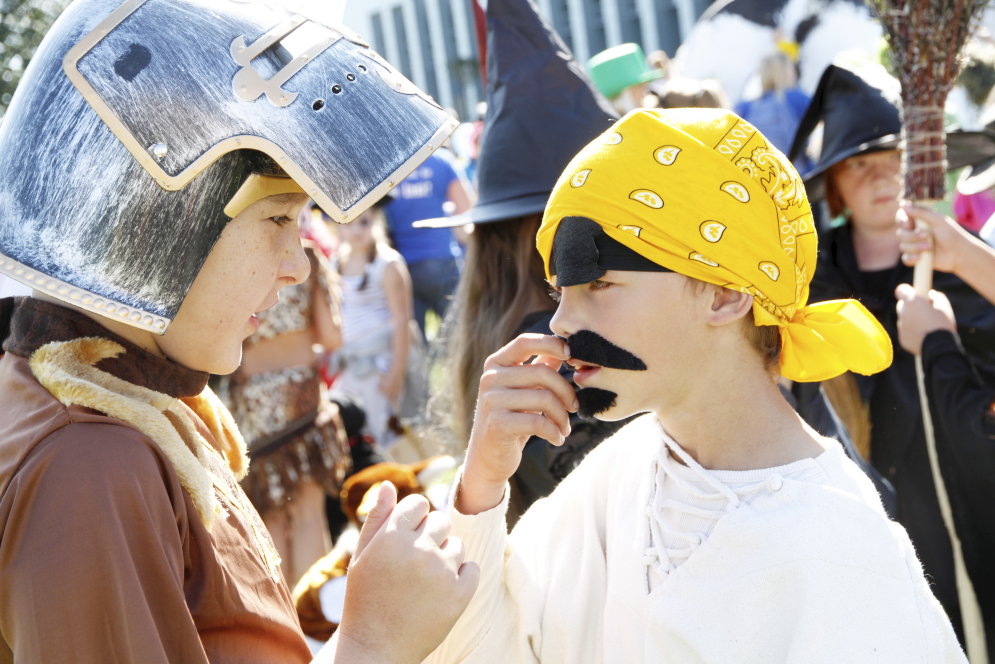 Более 1500 детей устроили веселое карнавальное шествие в "Замок света"