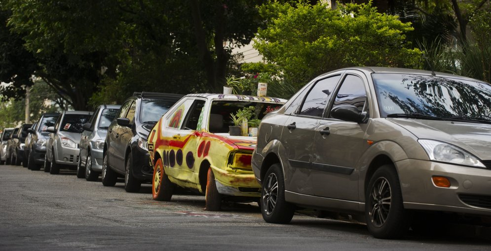 Brazīļi atklāj, ko darīt ar stāvvietā pamestu auto