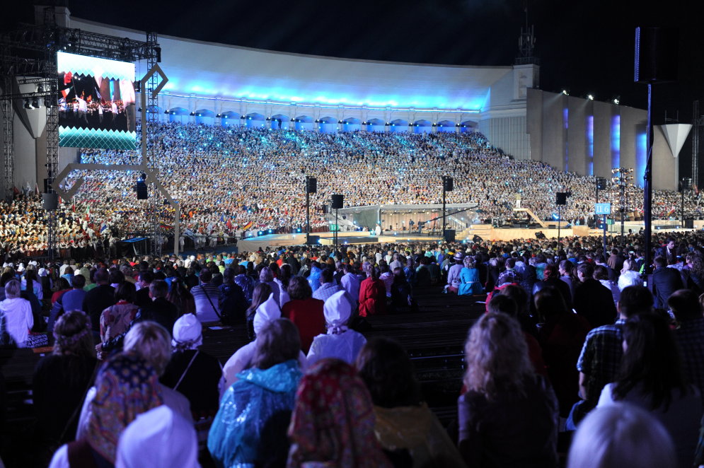 Это грандиозно: в Межапарке одновременно спели 15 тысяч человек!