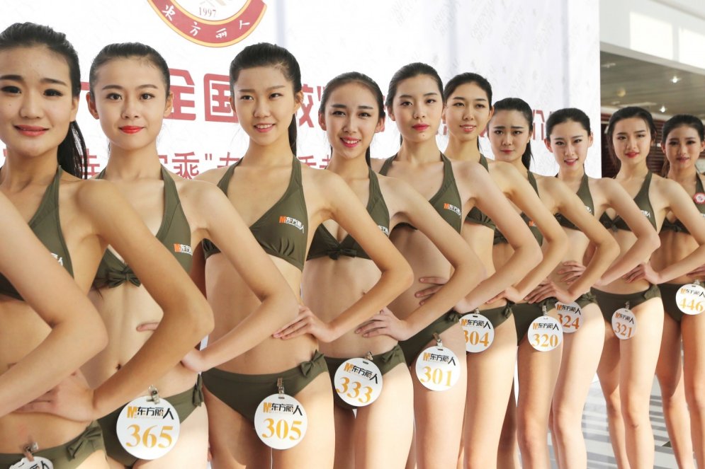 Jaunu meiteņu izvēle Ķīnā: kļūt par stjuarti vai par modeli