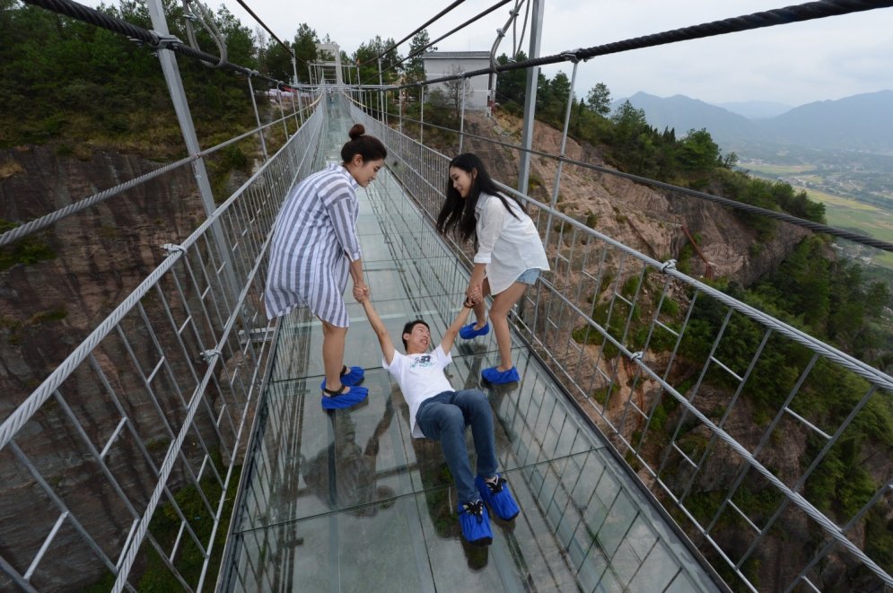Atklāts pasaulē garākais stikla tilts; tūristiem bailēs sākas panika