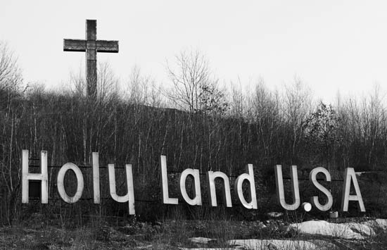 Pamestais ASV kristiešu parks 'Svētā zeme', kas pārvērtās drupās un nozieguma vietā
