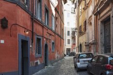 Kā dzīvot septiņu kvadrātmetru dzīvoklī? Romā viss ir iespējams!