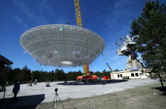 В Ирбене под взглядами тысяч людей водрузили на место антенну радиотелескопа RT-32