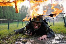 Китайский солдат: в огне не горит, в воде не тонет... да и вообще — парень хоть куда!
